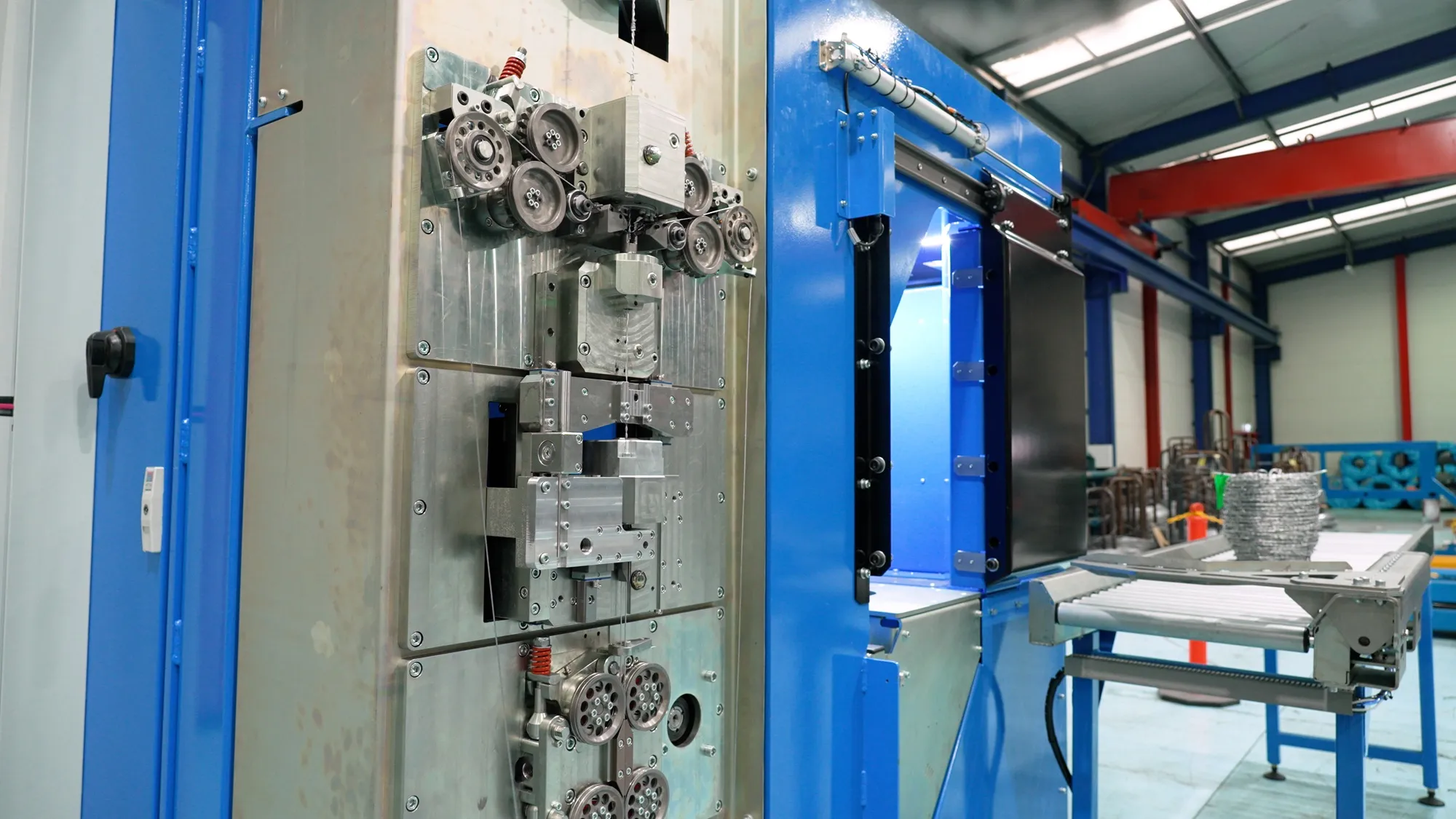 UMC Innovation BLM-3000 — world's first machine producing Iowa and Reverse Twist barbed wire